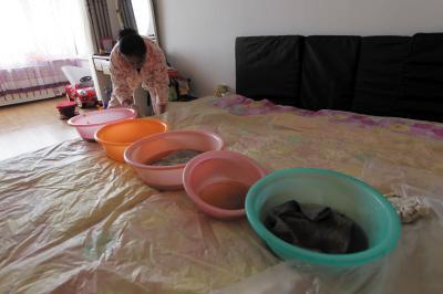 凌云楼上漏水，住户失联，小区没物管，业主维权难！律师来支招……
